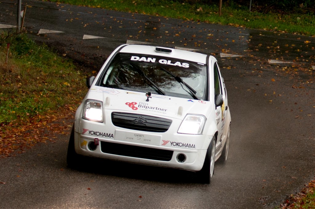 Frank Nielsen og Louise Bang Christiansen runder et at de våde og glatte sving i Rally Denmark
(Foto: rallypics.dk)